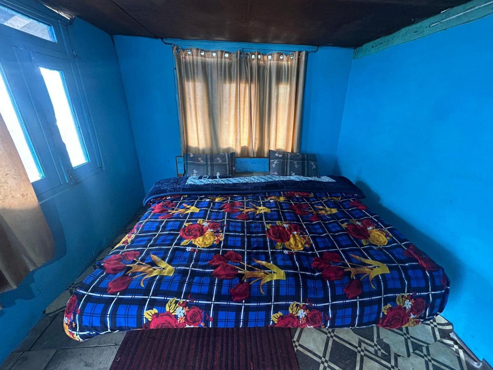 Karma Guest House And Cafe Kalgha Quarto foto